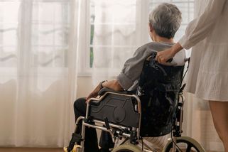 „Nestíhám nic.“ O blízké pečuje skoro milion Čechů, na pomoc čekají často marně - Seznam Zprávy